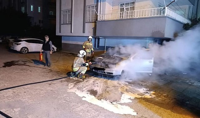 Dörtyol'da otomobilin motoru alevlere teslim oldu