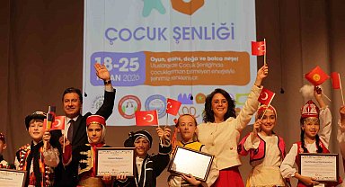 Dünyanın dört bir yanından gelen çocuklar Menteşe sahnesinde dans etti