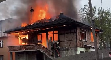 Düzce'de iki katlı ev alev topuna döndü