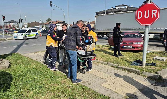 Düzce'de kavşakta otomobiller çarpıştı: 6 yaralı