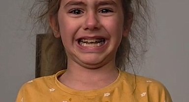 Düzce'de küçük kız İstiklal Marşı'nı hem okudu hem ağladı