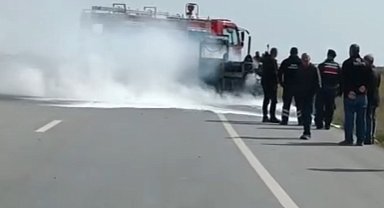 Edirne-Kırklareli yolunda seyir halindeki iş makinesi alevlere teslim oldu