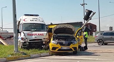 Edirne'de ambulans ile taksi çarpıştı: 5 yaralı