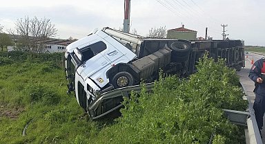 Edirne'de kontrolden çıkan tır devrildi