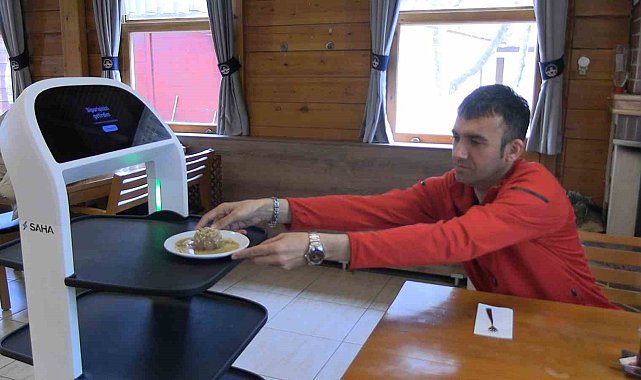 Edirne'de robot garson hizmete başladı, müşteriler memnun