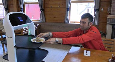 Edirne'de robot garson hizmete başladı, müşteriler memnun