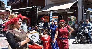 Edirne'de turistler romanların kakava davetine ortak oldu