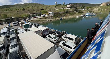 Elazığ-Pertek feribotunda metrelerce kuyruk oluştu