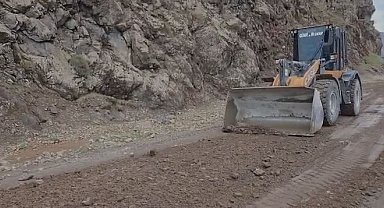 Elazığ'da heyelan nedeniyle kapanan köy yolu yeniden ulaşıma açıldı