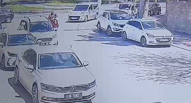 Elektrikli bisiklet park halindeki otomobile çarptı