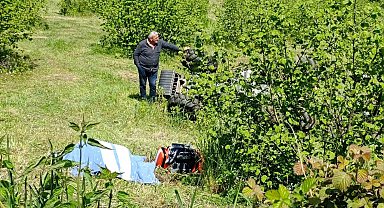 Emekli polis devrilen traktörün altında can verdi