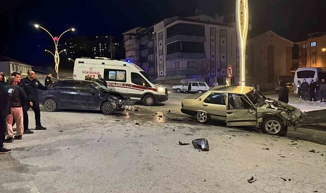 Emet'te iki araç çarpıştı: 2 yaralı