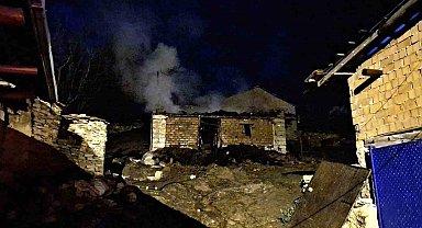 Emet'te samanlık ve ahır yangını korkuttu