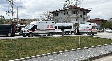 Erbaa'da öğrenci servisi ile otomobil çarpıştı: 10 öğrenci yaralandı
