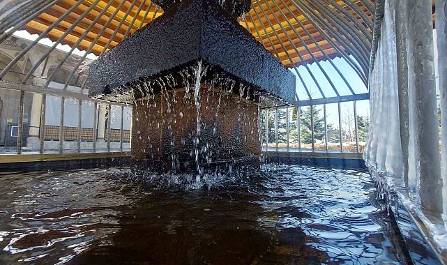 Erzurum'da "dört mevsim" bir arada: Bir yanda kar esareti, bir yanda Palandöken'de kayak, bir yanda parklarda bahar keyfi, bir yanda buz tutan şadırvanlar