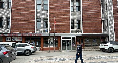 Eşme Belediyesi'ne yönelik 'irtikap' soruşturması kapsamında Başkan Tozan, eşi ve 3 şüpheli gözaltına alındı