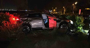 Fatih'te yoldan çıkan otomobil taklalar atarak parka savruldu: 1 yaralı