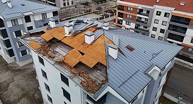 Fırtına binanın çatısını uçurdu, faciadan dönüldü