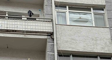 Fırtınada kırılan cam 6'ncı kattan vatandaşın üzerine düştü