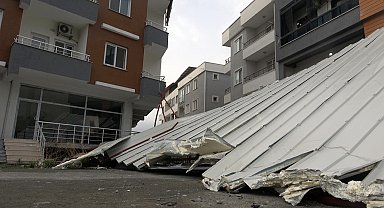 Fırtınanın uçurduğu çatı araçlara zarar verdi: O anlar kamerada