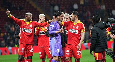 Galatasaraylı taraftarlardan Günay Güvenç'e destek