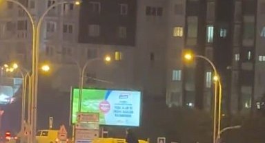 Galibiyet kutlamalarında Galatasaylı taraftar otobüsün üzerinde yolculuk yaptı