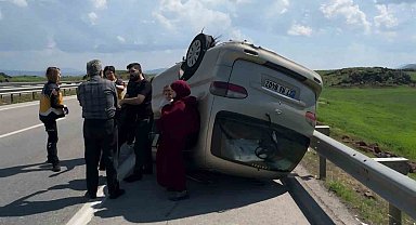 Gaziantep'te lastiği patlayan minibüs takla attı