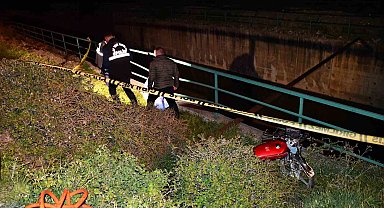 Gece karanlığında şarampole uçan motosikletin 29 yaşındaki sürücüsü öldü
