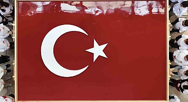 Geleneksel yöntemlerle dev Türk bayrağı yapıldı