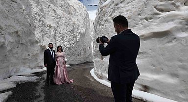 Gelin ve damat adayı kar tünelinde fotoğraf çekimi yaptı