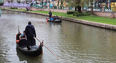 Gondolların yol arkadaşı ördekler oldu