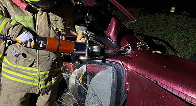 Gönen'de meydana gelen kazada araçta sıkışan şahıs kurtarıldı