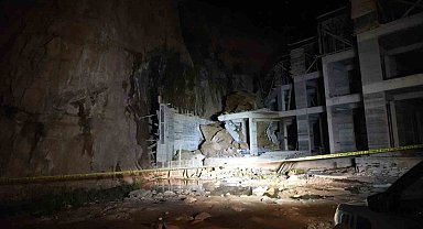 Gümüşhane'de yamaçtan kopan dev kayalar, inşaat halindeki binanın üstüne düştü