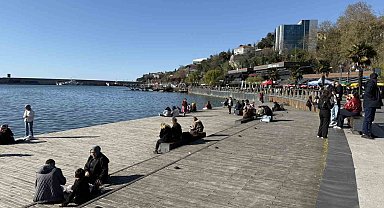 Güneş yüzünü gösterdi, Zonguldak'ta sahil şeridi hareketlendi