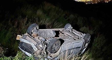 Hafif ticari araç, antik kent girişinde şarampole yuvarlandı: 2 yaralı