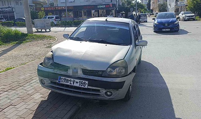 Hafif ticari araç ile otomobilin çarpıştığı kaza ucuz atlatıldı