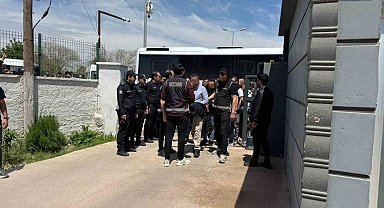 Halfeti Belediyesine operasyonda gözaltına alınan şüpheliler adliyeye sevk edildi