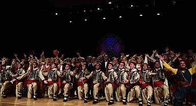 Halk Dansları Topluluğu sahnede folklor şöleni sundu
