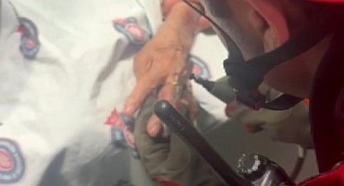 Hastanın parmağına sıkışan yüzüğü itfaiye ekipleri çıkardı