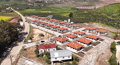 Hatay Büyükşehir Belediyesi, Karamağara'da inşa ettiği köy evlerinin anahtarlarını hak sahiplerine teslim etti