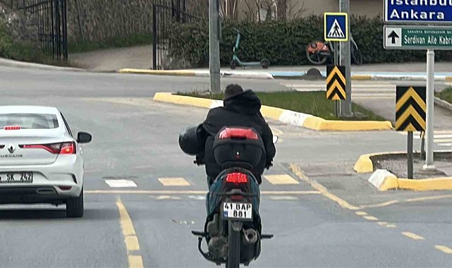 Hayat kurtaracak kaskı kolunda taşıdı