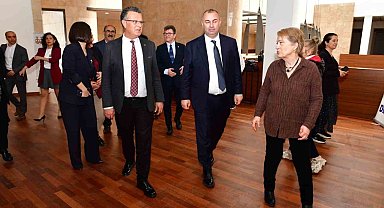 Hem ablasını hem umut sergisini yalnız bırakmadı