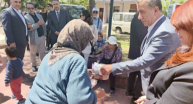 Herkes belediye başkanı olarak,işportacı teyze ise müşteri olarak gördü
