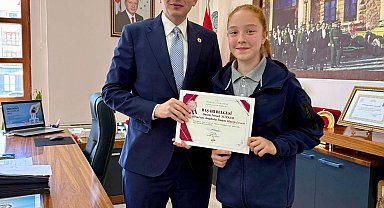 Hisarcık Kaymakamı Erkan Atam'dan başarılı öğrenciye ödül