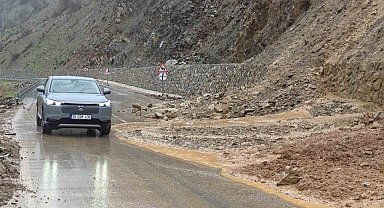 Hizan-Bahçesaray yoluna dökülen çamur ve kayalar temizlendi