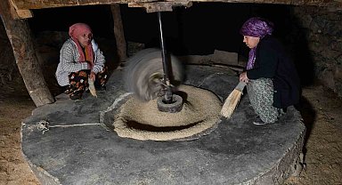Hizan'da asırlık su değirmeniyle doğal pirinç üretimi sürüyor