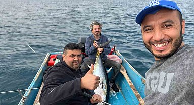 Hobi olarak olta balıkçılığı yapan öğretmen 60 kiloluk orkinos yakaladı