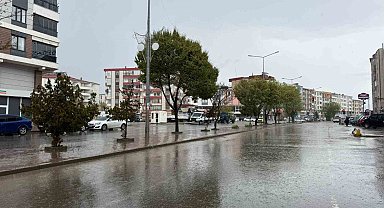 Iğdır'da 5 dakikalık sağanak hayatı felç etti