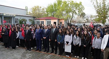 Iğdır'da haftanın ilk eğitim gününde protokol öğrencilerle buluştu