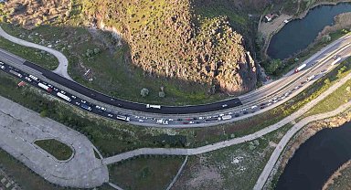 İki otomobil çarpıştı, 3 kişi yaralandı: Trafik yoğunluğu havadan görüntülendi